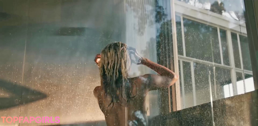 Naakte gelekte OnlyFans-foto van Miley Cyrus #1907