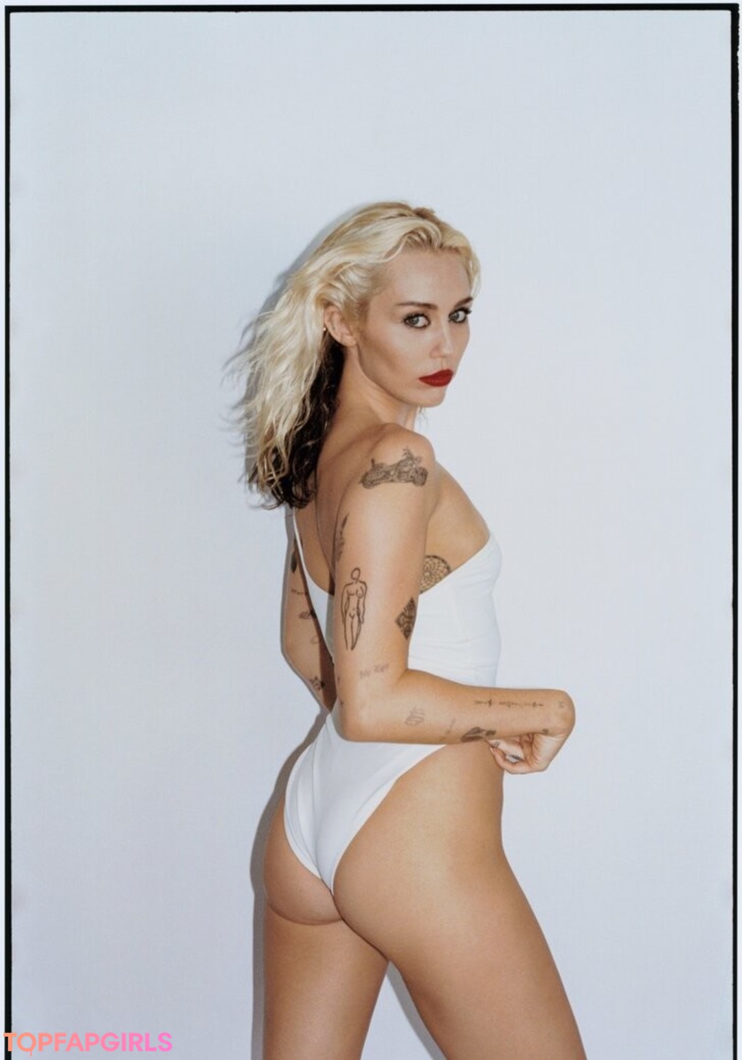 Naakte gelekte OnlyFans-foto van Miley Cyrus #1914
