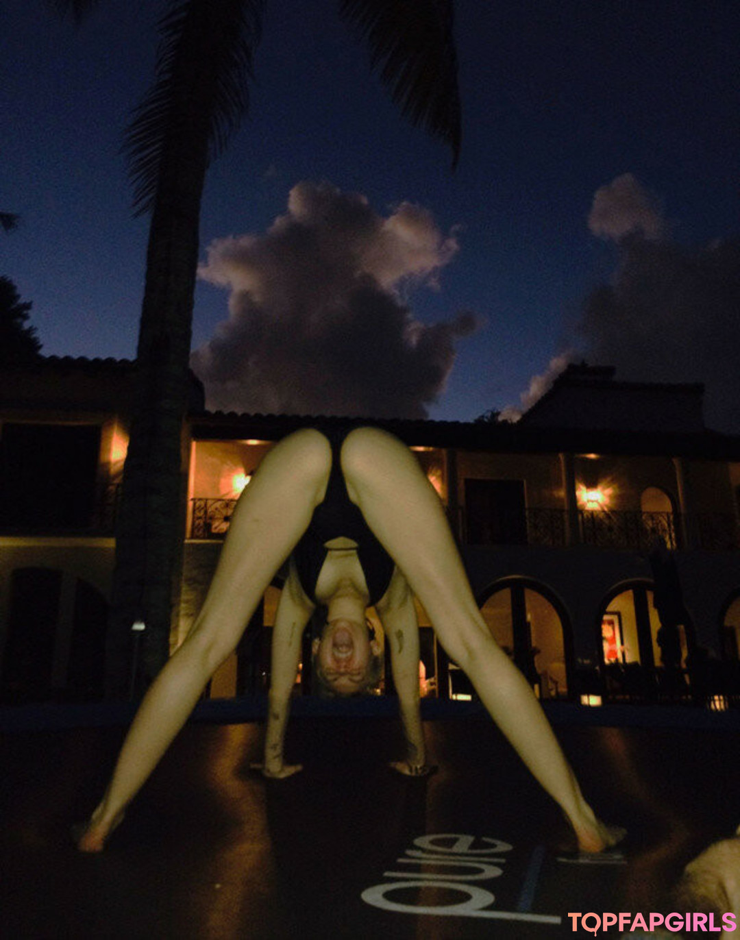 Naakte gelekte OnlyFans-foto van Miley Cyrus #1979