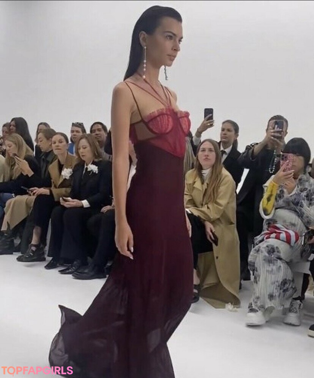 Naakte gelekte OnlyFans-foto van Emily Ratajkowski #1043