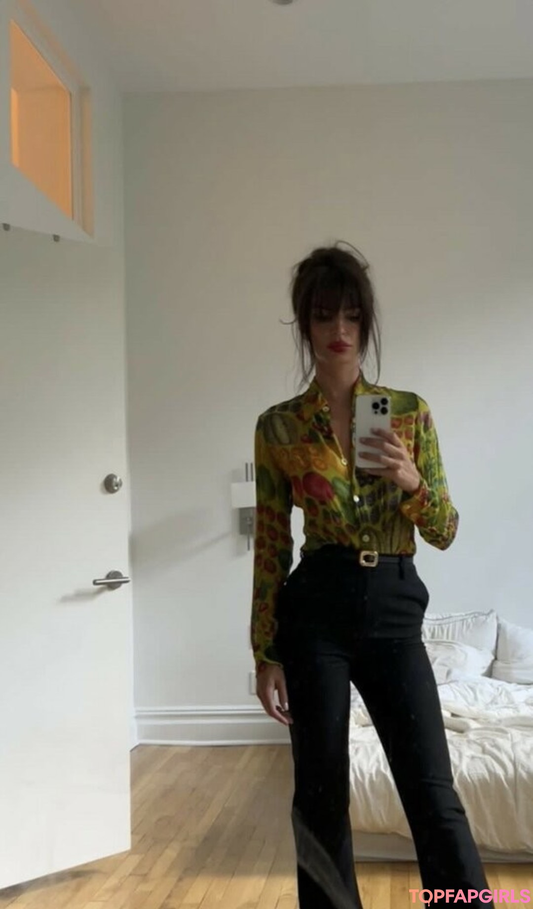 Naakte gelekte OnlyFans-foto van Emily Ratajkowski #1049