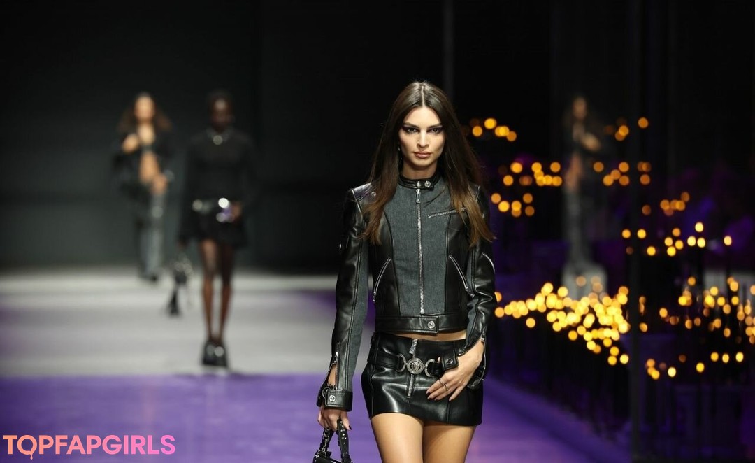 Naakte gelekte OnlyFans-foto van Emily Ratajkowski #1060