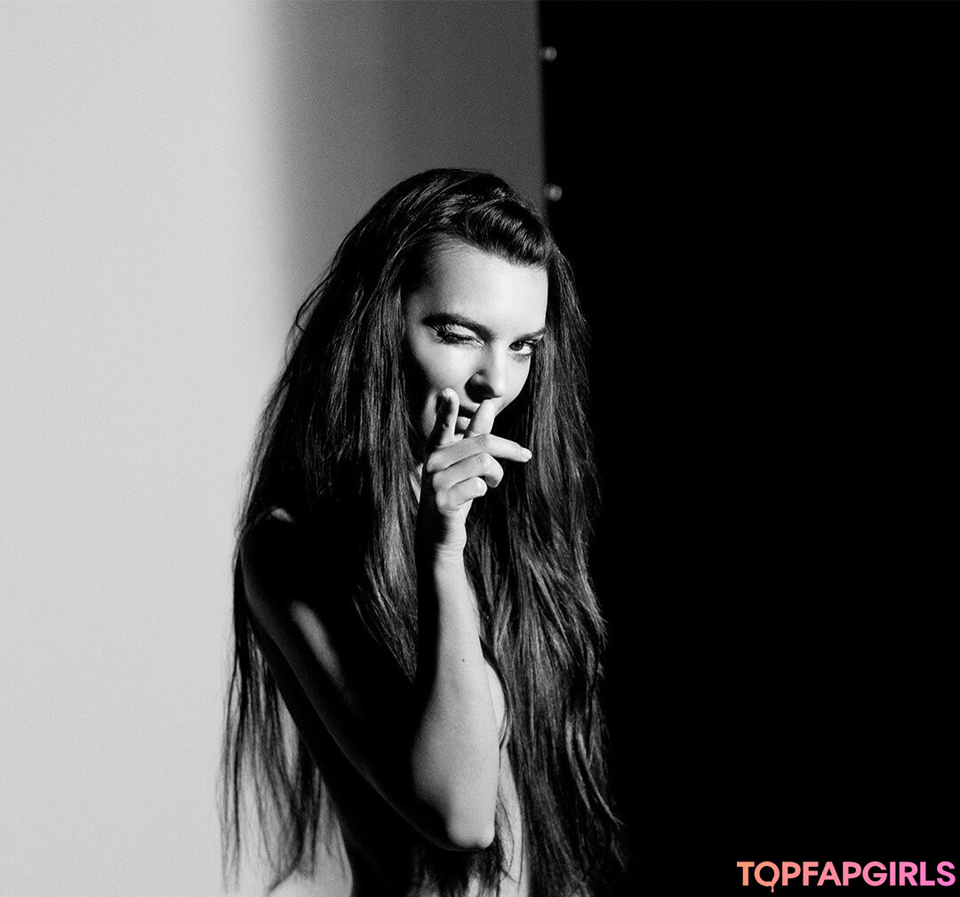Naakte gelekte OnlyFans-foto van Emily Ratajkowski #1354