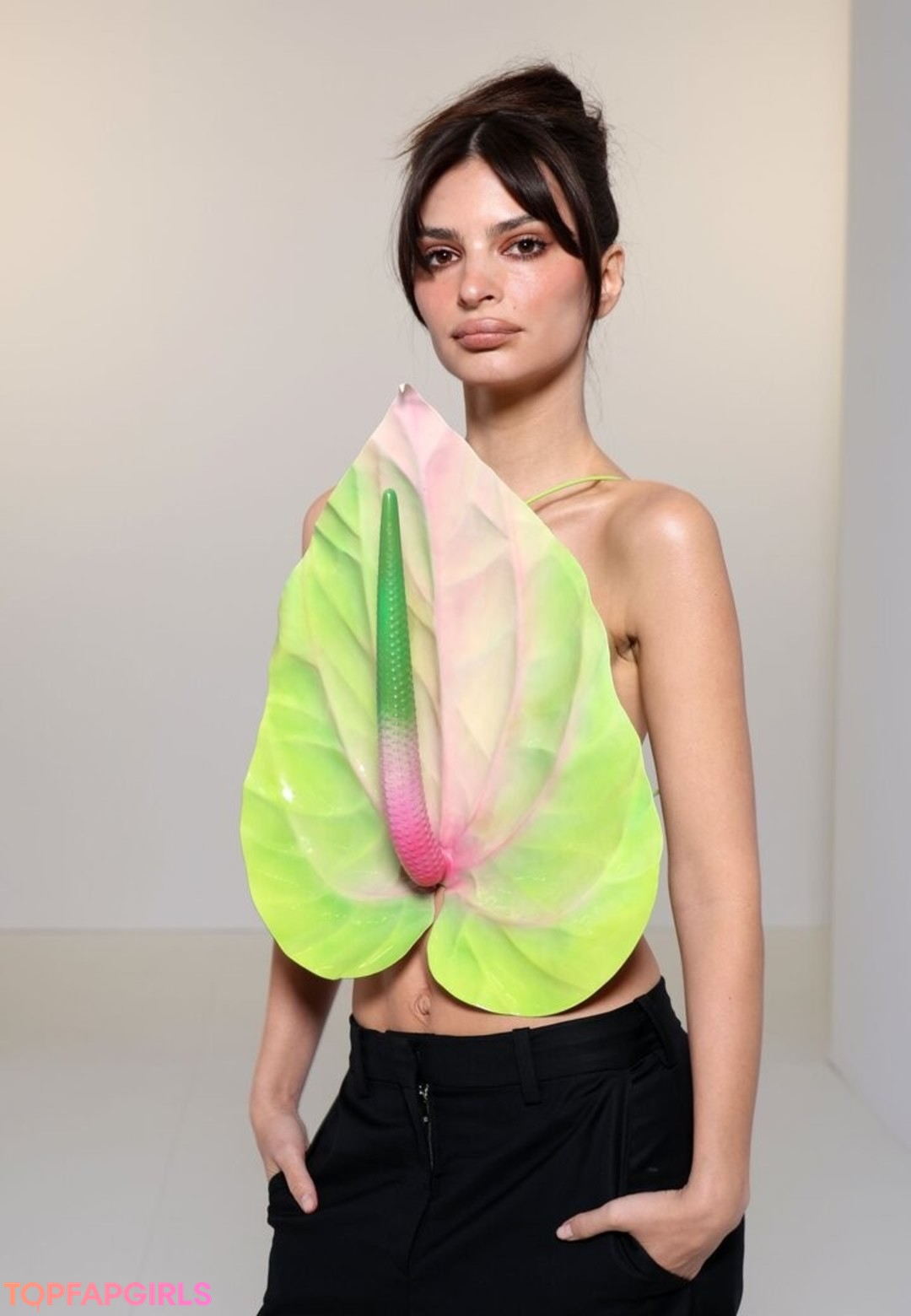 Naakte gelekte OnlyFans-foto van Emily Ratajkowski #1363