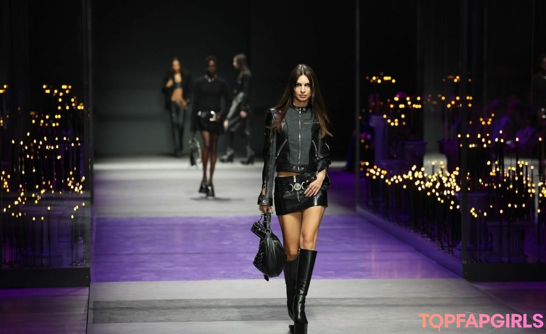 Naakte gelekte OnlyFans-foto van Emily Ratajkowski #1885