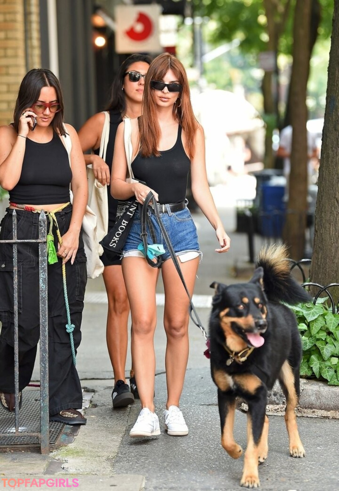 Naakte gelekte OnlyFans-foto van Emily Ratajkowski #1980