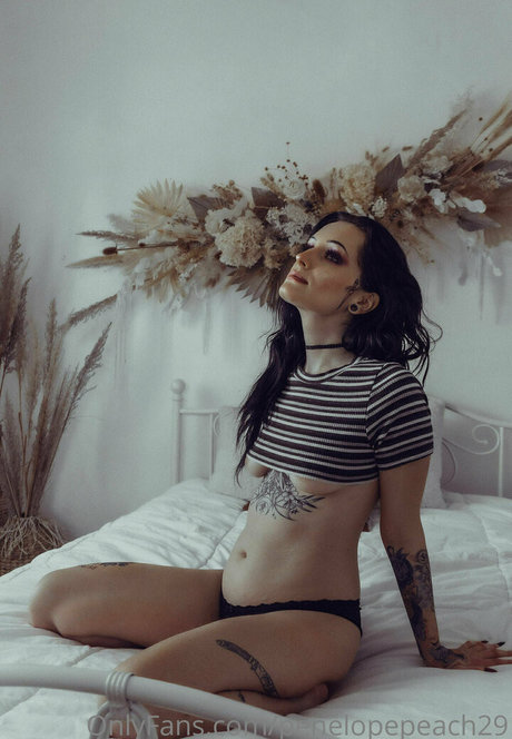 Naakte gelekte OnlyFans-foto van Penelopepeach29