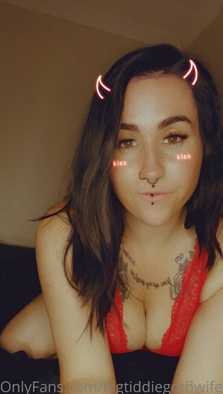 Bigtiddiegothwife
