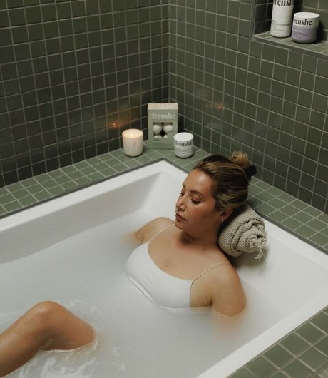 Naakte gelekte OnlyFans-foto van Ashley Tisdale