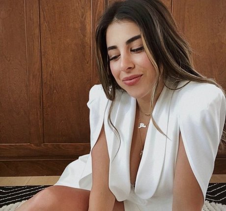 Naakte gelekte OnlyFans-foto van Daniella Monet