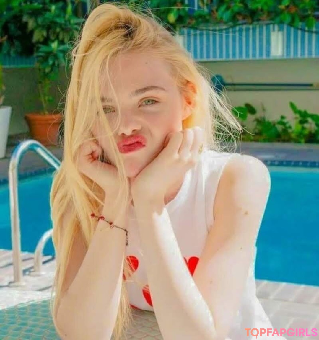 Naakte gelekte OnlyFans-foto van Elle Fanning #1071