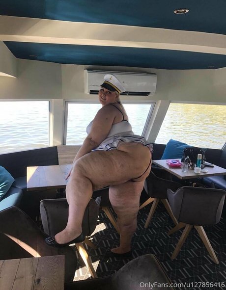 Naakte gelekte OnlyFans-foto van Barbiessbbw