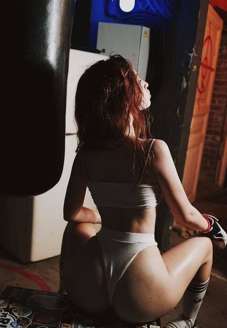 Naakte gelekte OnlyFans-foto van Renatarii