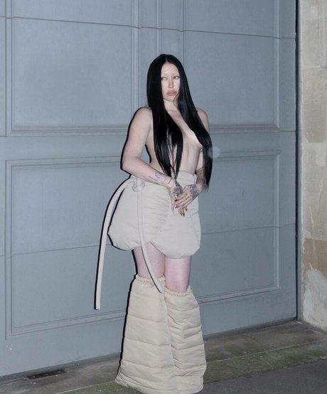 Naakte gelekte OnlyFans-foto van Noah Cyrus