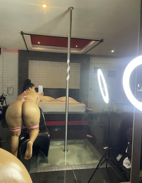 Naakte gelekte OnlyFans-foto van Karen Cano
