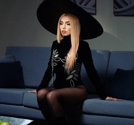 Naakte gelekte OnlyFans-foto van Ava Max