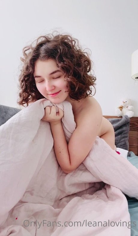 Naakte gelekte OnlyFans-foto van Leana Lovings