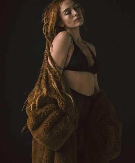 Naakte gelekte OnlyFans-foto van Eliza Grace