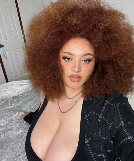 Naakte gelekte OnlyFans-foto van Nikkie Ginger
