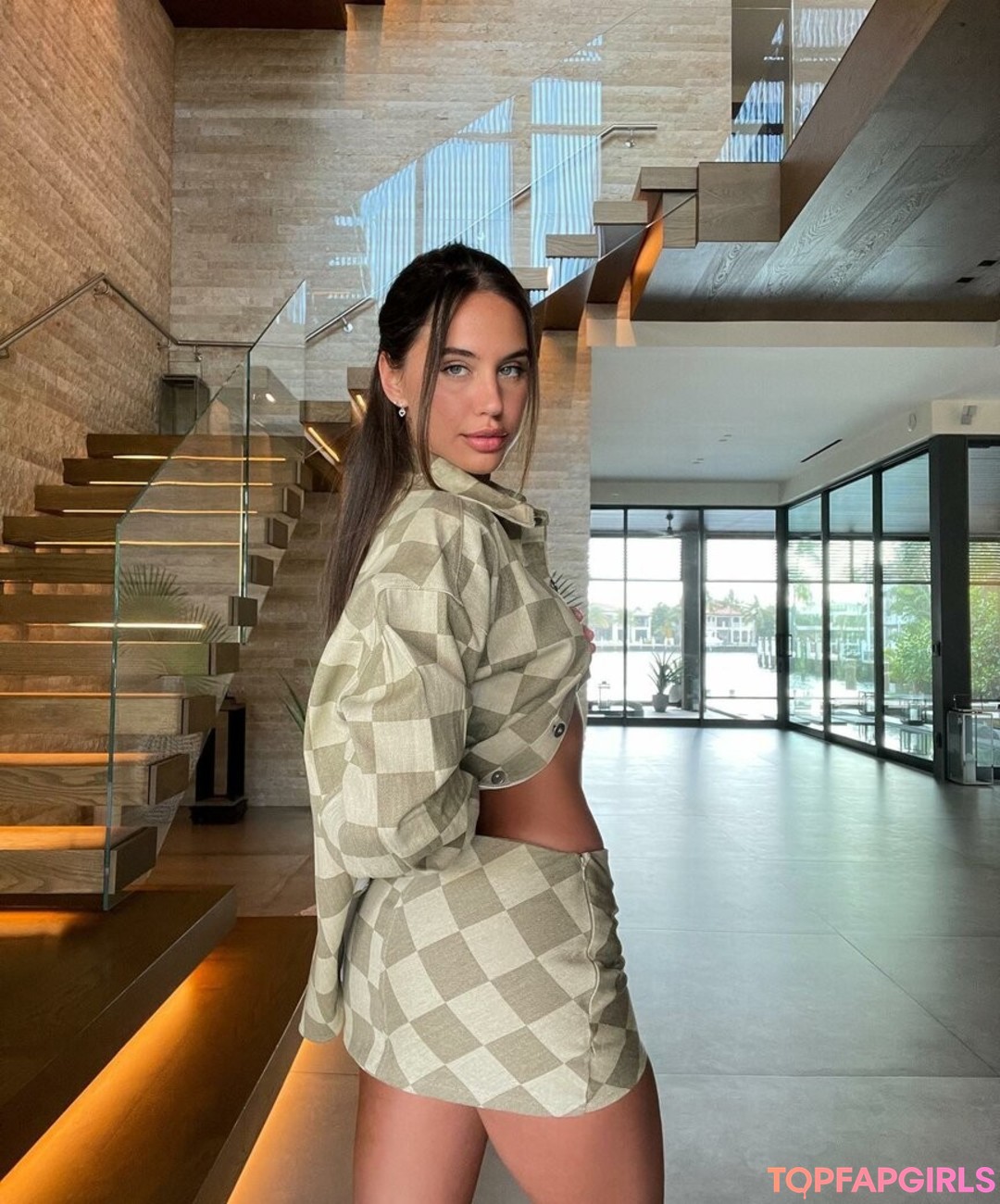 Naakte gelekte OnlyFans-foto van Brit Manuela #1299