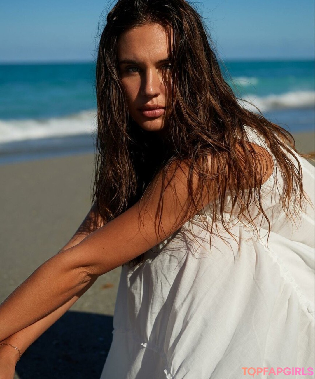 Naakte gelekte OnlyFans-foto van Brit Manuela #1388