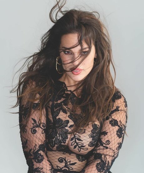 Naakte gelekte OnlyFans-foto van Ashley Graham