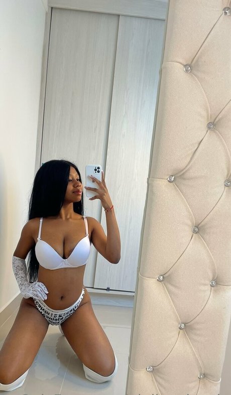 Naakte gelekte OnlyFans-foto van Giuliavalencia