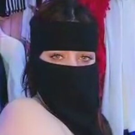 Naakte gelekte OnlyFans-foto van Arab Camgirl