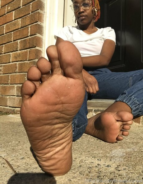 Naakte gelekte OnlyFans-foto van Littleebonyfeet