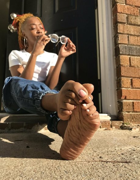 Naakte gelekte OnlyFans-foto van Littleebonyfeet
