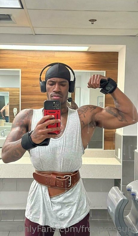 Naakte gelekte OnlyFans-foto van Freepressure