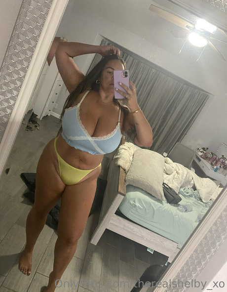 Naakte gelekte OnlyFans-foto van Therealshelbyxo