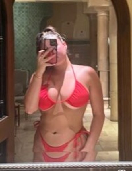 Naakte gelekte OnlyFans-foto van Kalani Hilliker