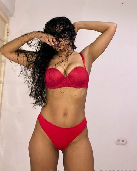 Naakte gelekte OnlyFans-foto van Kanellamendez