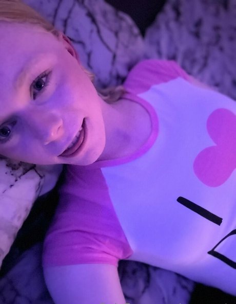 Naakte gelekte OnlyFans-foto van Rose Oats