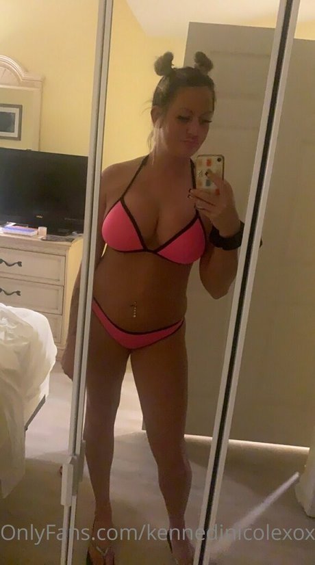 Naakte gelekte OnlyFans-foto van Kennedinicolexoxo