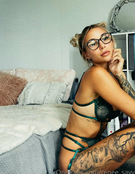 Naakte gelekte OnlyFans-foto van Renee Savy