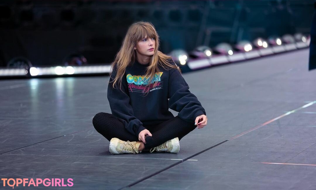 Naakte gelekte OnlyFans-foto van Taylor Swift #1042