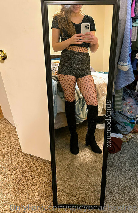 Naakte gelekte OnlyFans-foto van Spicypeachxxfree