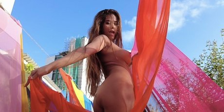 Naakte gelekte OnlyFans-foto van Poonampandeytv