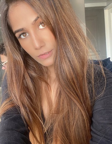 Naakte gelekte OnlyFans-foto van Poonampandeytv