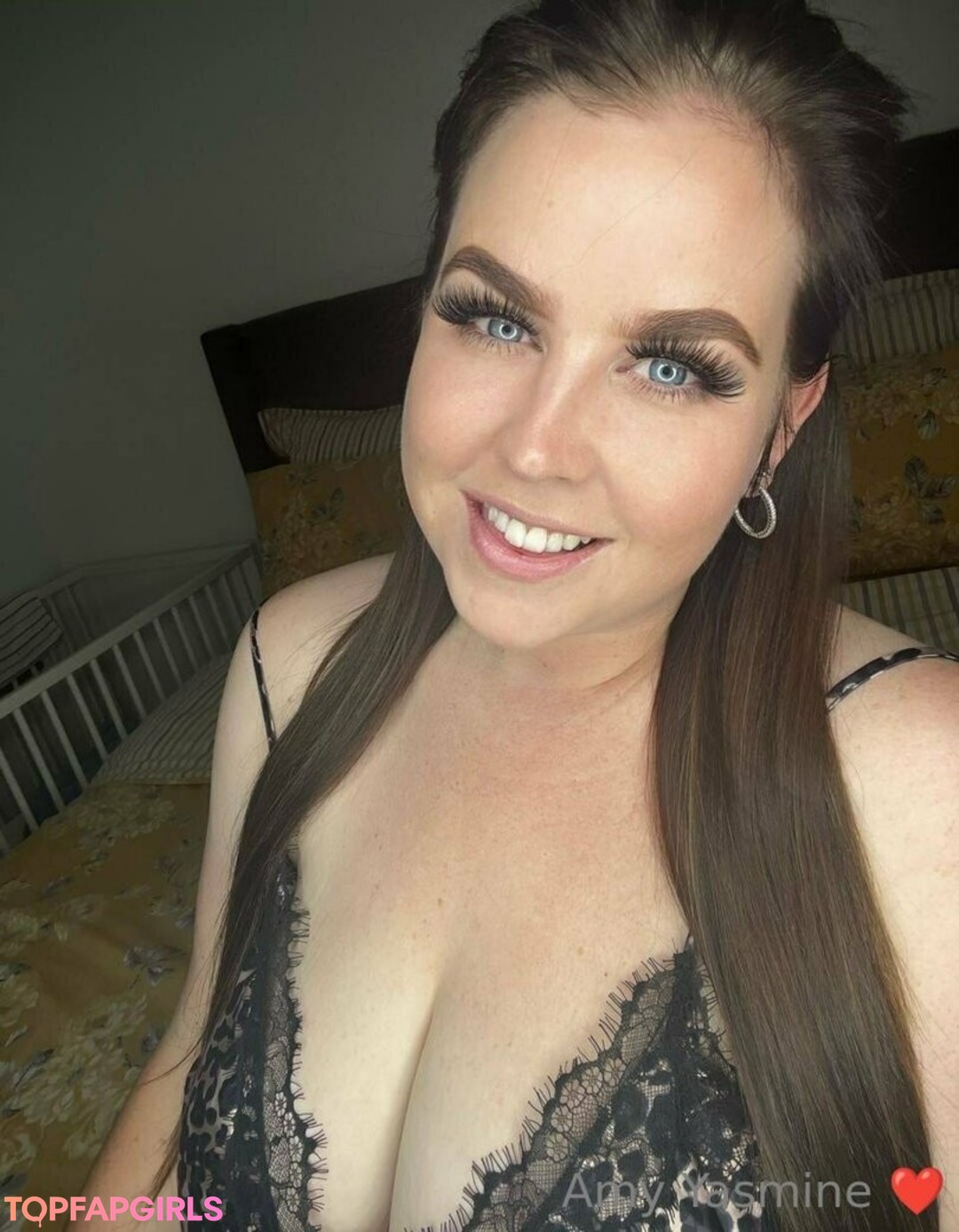 Naakte gelekte OnlyFans-foto van Amyyasmine #1002