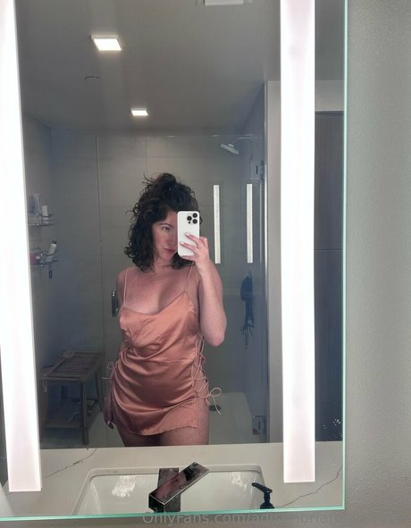 Naakte gelekte OnlyFans-foto van Adisonbrianaarchives