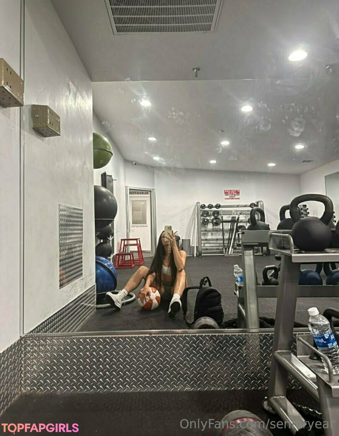 Naakte gelekte OnlyFans-foto van Senioryear #1051