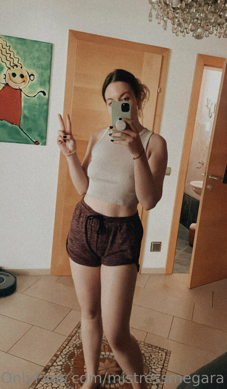 Naakte gelekte OnlyFans-foto van Mistressmegara