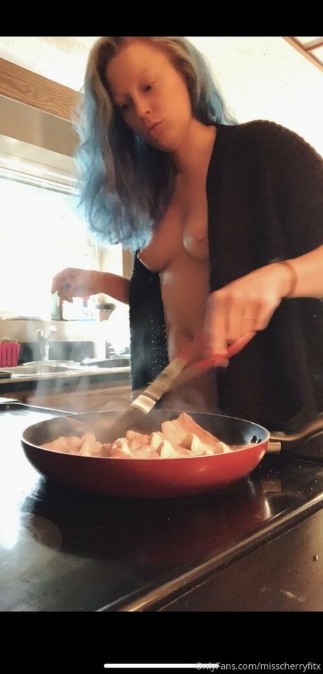 Naakte gelekte OnlyFans-foto van Misscherryfitx