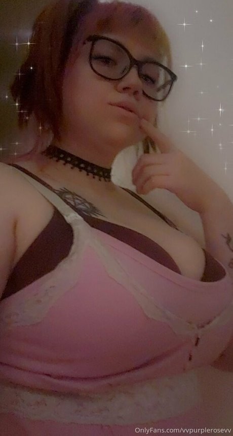Naakte gelekte OnlyFans-foto van Vvpurplerosevv