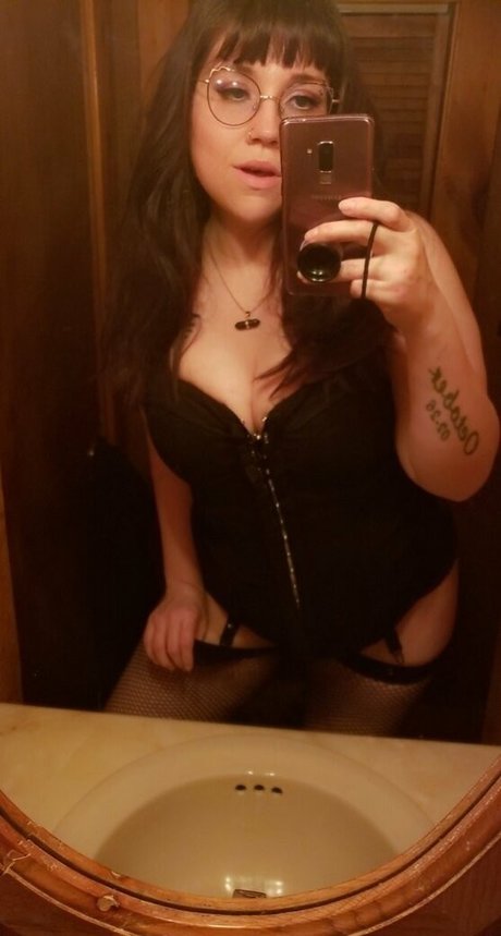 Naakte gelekte OnlyFans-foto van Vvpurplerosevv