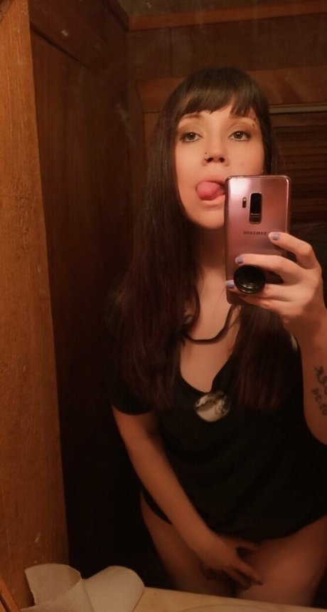 Naakte gelekte OnlyFans-foto van Vvpurplerosevv