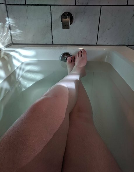 Naakte gelekte OnlyFans-foto van Wednesdayeve